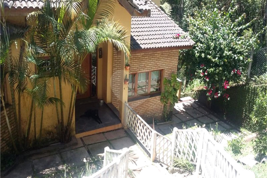 Casa à venda com 5 quartos, sendo 2 suítes, no condomínio Alpes da Cantareira, Mairiporã - SP