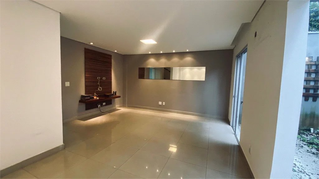 Casa à venda com 3 suítes no condomínio Vilas 2, São Paulo - SP
