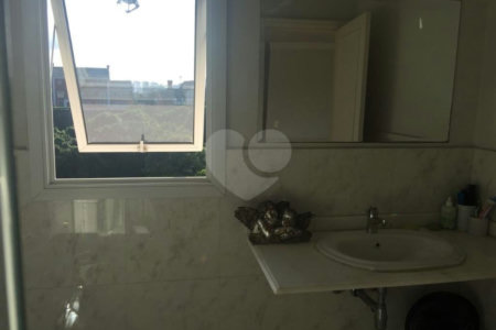 Casa à venda com 5 quartos, sendo 4 suítes, no condomínio Jardim Vitória Régia, São Paulo - SP