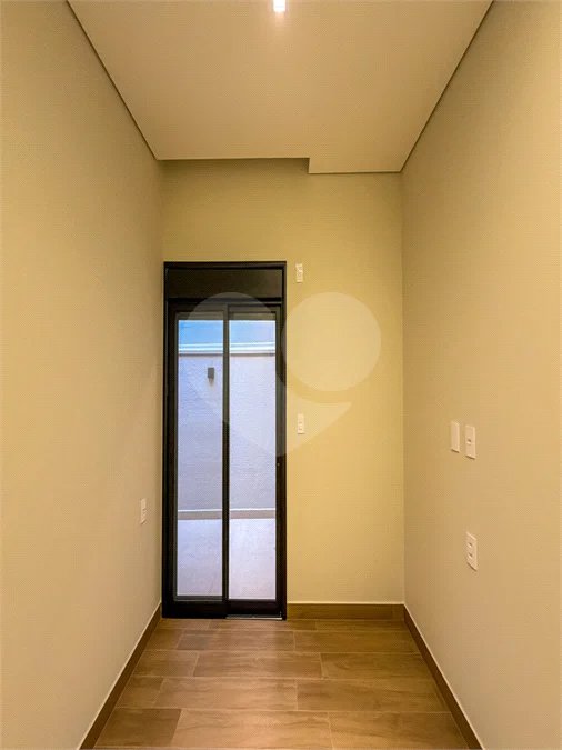 Indaiatuba - Condominio Sapezal - R$ 2.400.000,00 - Área Total 360,00 m² - Área Construída 213,32 m² - TÉRREA - 03 suítes sendo a master com closet; - Escritório; Lavabo; Cozinha com cooktop e planejados; Gourmet com churrasqueira; Ambientes preparados para ar condicionado; Piscina com cascata,