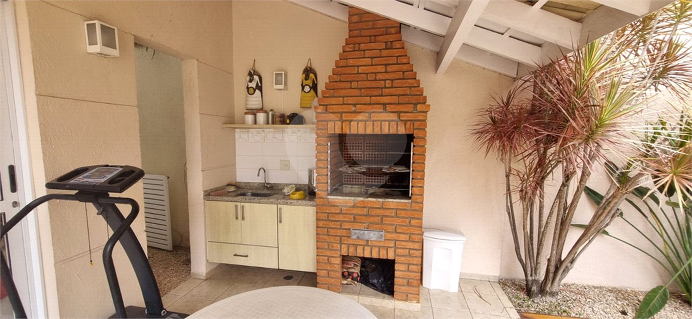 Casa à venda com 4 quartos, sendo 2 suítes, no condomínio Casas de Windsor, São Paulo - SP