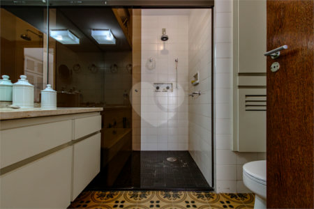 Casa à venda com 4 quartos, sendo 1 suíte,  em Jardim Leonor, São Paulo, SP