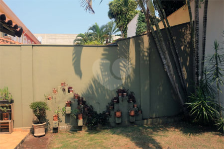 Casa térrea no Condomínio Parque dos Ipês.