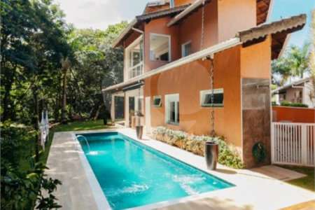 Casa à venda com 5 quartos, sendo 4 suítes, no condomínio Figueira Garden, Atibaia - SP
