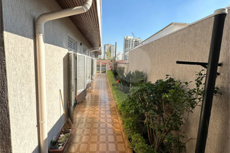 Casa à Venda no Bosque da Saúde com 271m², 3 Dormitórios, 1 Suíte e 4 Vagas