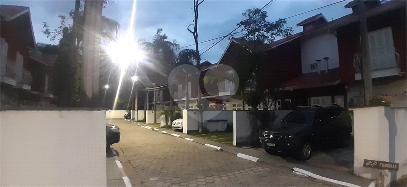 Casa à venda com 3 quartos, sendo 1 suíte, no condomínio Village Palmas, São Paulo - SP