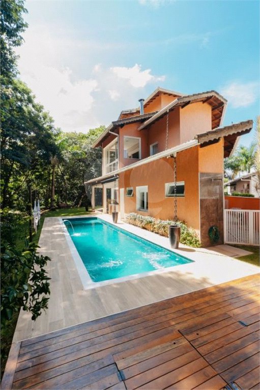 Casa à venda com 5 quartos, sendo 4 suítes, no condomínio Figueira Garden, Atibaia - SP