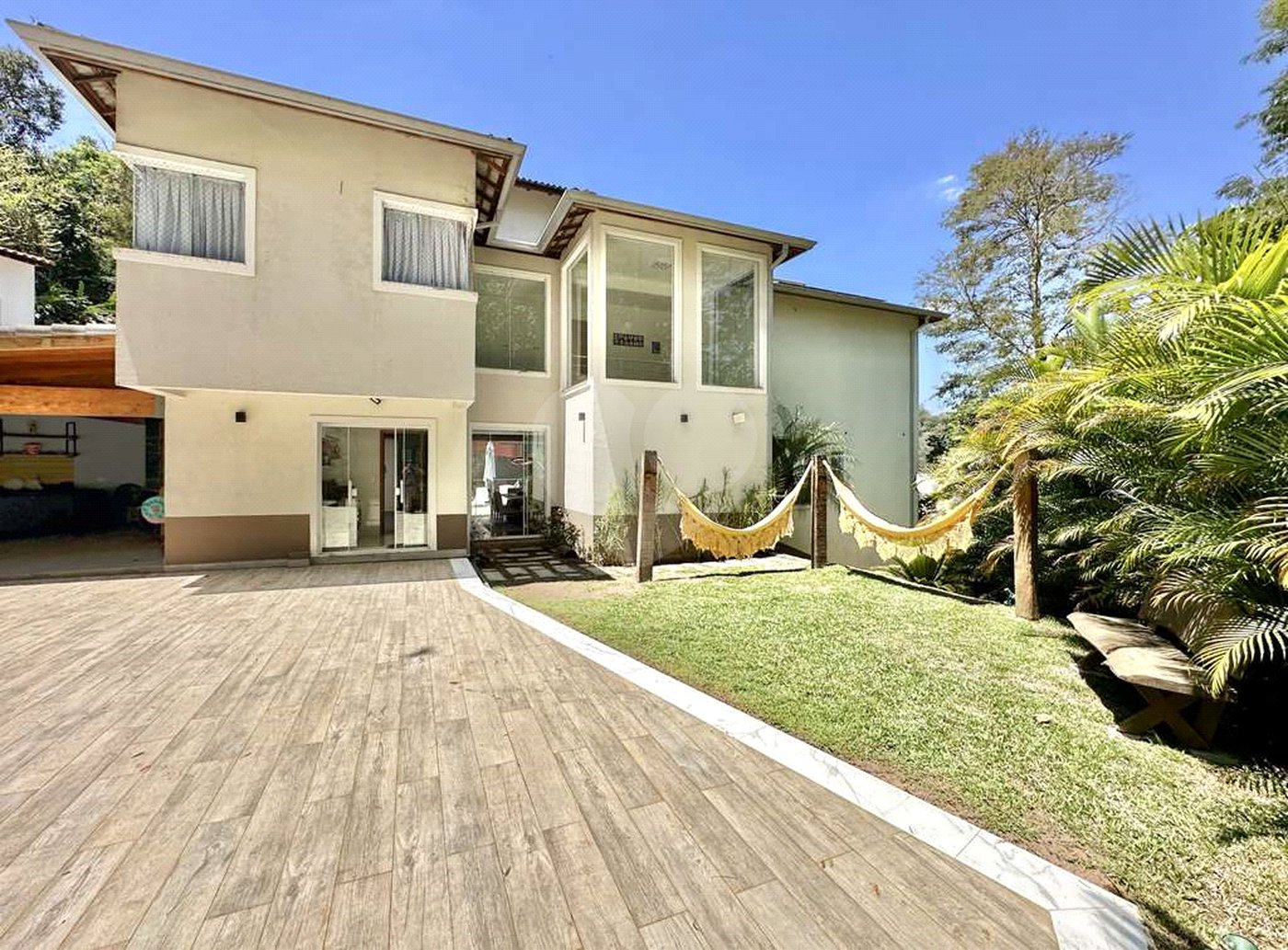 Casa à venda com 4 quartos, sendo 3 suítes, no condomínio Vilarejo, Carapicuíba - SP
