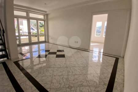 Casa à venda com 4 quartos, sendo 2 suítes, no condomínio Flamboyant, Atibaia - SP