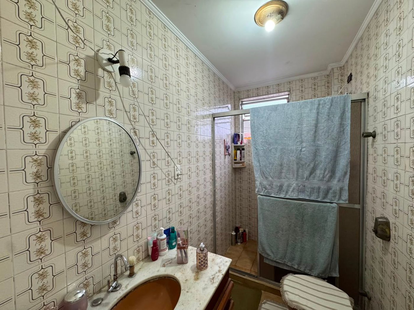 Apartamento com 2 dormitórios e suíte + dependência de serviço completa na Ponta da Praia – Localização privilegiada próximo à Praça Dino Bueno