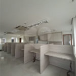 SALA COMERCIAL DE 90 M² COM 12 BAIAS, SALA DE REUNIÃO, AR-CONDICIONADO CENTRAL E 2 VAGAS!