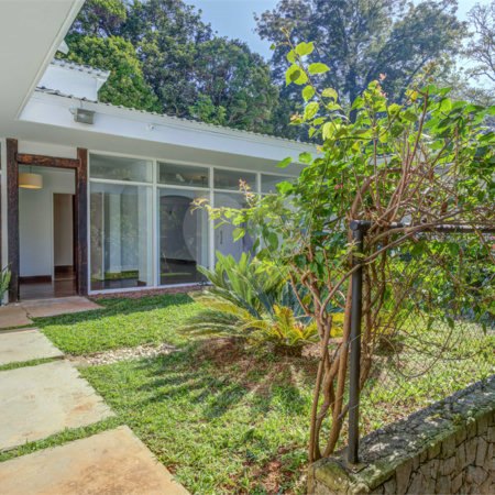Casa para alugar com 5 quartos, sendo 3 suítes, no condomínio Chácara Flora, São Paulo - SP