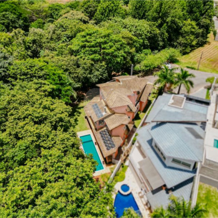 Casa à venda com 5 quartos, sendo 4 suítes, no condomínio Figueira Garden, Atibaia - SP