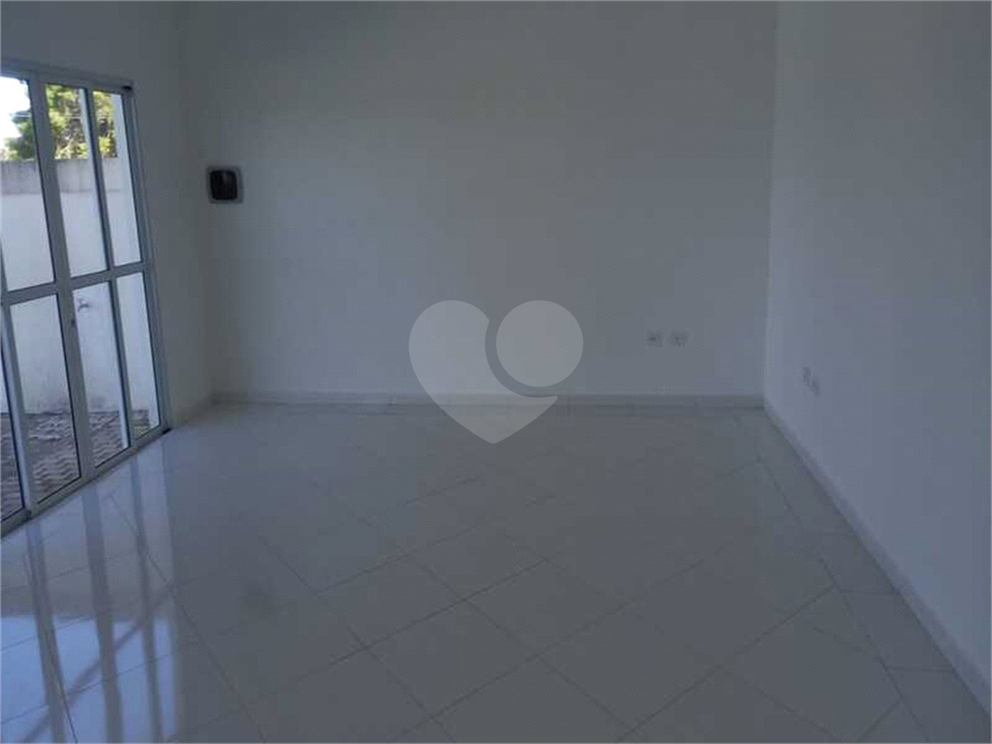 Casa à venda com 4 quartos, sendo 2 suítes,  no condomínio Jardim Imperador, Igaratá - SP