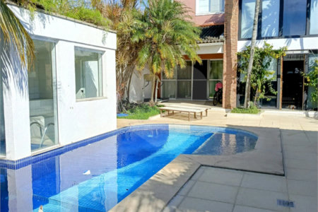 Casa à venda com 9 quartos, sendo 8 suítes, no condomínio Village Elisabete, Rio de Janeiro - RJ