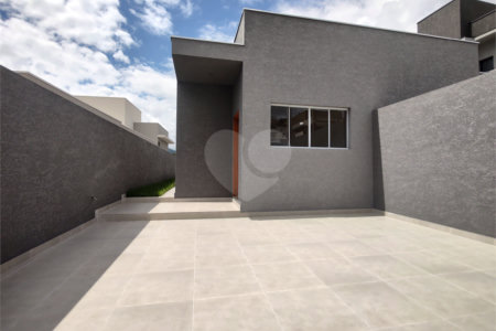 Casa térrea em Atibaia com 3 suítes, sala 2 ambientes, 2 vagas garagem, excelente localização, pronta para morar
