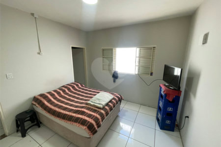 Casa térrea e salão comercial a venda no Jardim Bandeirantes.