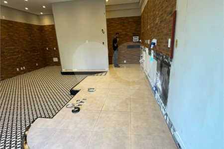 SALÃO COMERCIAL PARA LOCAÇÃO EM INDAIATUBA SP! - Av. Pres. Kennedy! - Salão comercial de 89,64 m² no térreo do Edifício Granada une modernidade, conforto e a melhor localização de Indaiatuba. Destaques do Imóvel: - Espaço Amplo: Salão principal com excelente iluminação natural. - Infraestrutura: