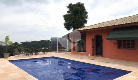 Casa à venda com 5 quartos, sendo 3 suítes, no condomínio Alpes da Cantareira, Mairiporã - SP