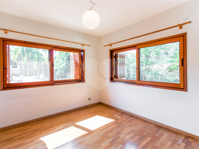 Sobrado à venda com 4 quartos, sendo 1 suíte,  em Jardim Marajoara, São Paulo, SP