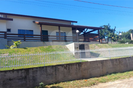 Casa à venda com 3 suítes no condomínio Riviera dos Pássaros, Joanópolis - SP