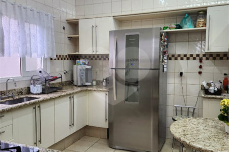Sobrado à venda com 3 quartos, sendo 1 suíte, em Jardim Vale das Rosas, Araraquara, SP