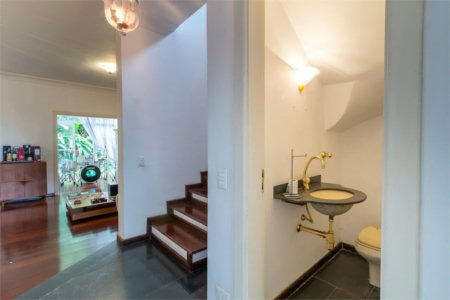 Casa à venda com 4 quartos, sendo 2 suítes, no condomínio Vila das Flores, São Paulo - SP
