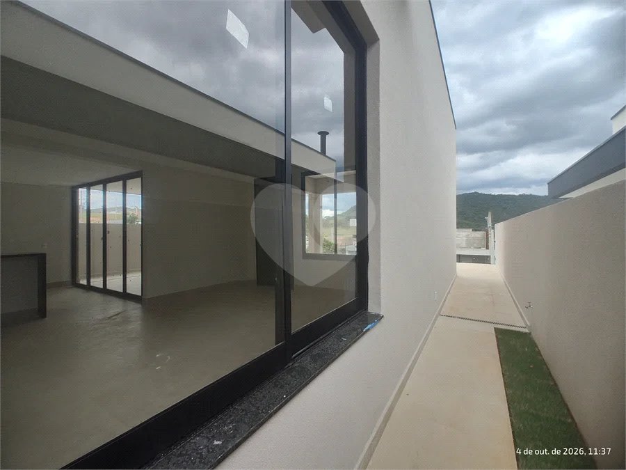 Casa exclusiva em Atibaia de alto padrão com 3 suítes, piscina, espaço gourmet, condomínio fechado, aceita financiamento