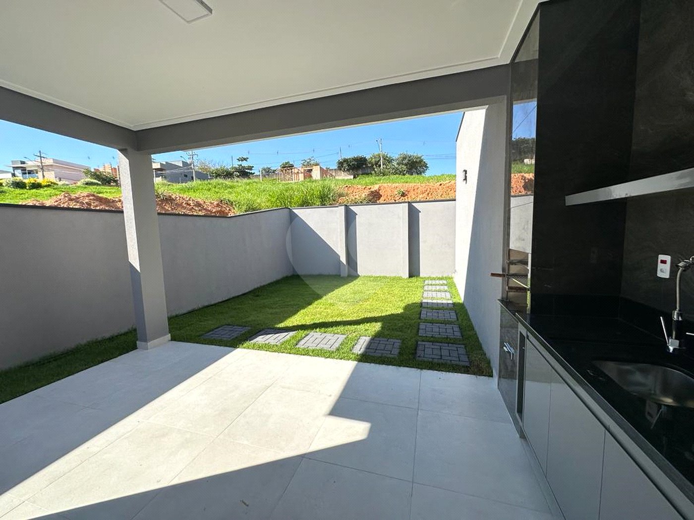Casa à venda com 3 quartos, sendo 1 suíte, no condomínio Lagos D´icaraí, Salto - SP