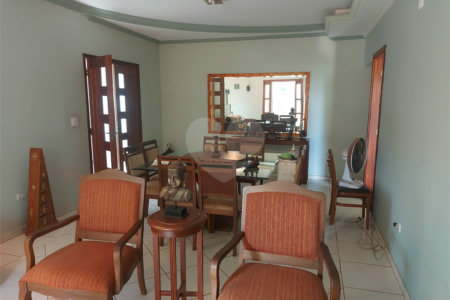 Casa térrea com piscina no Residencial Samambaia.