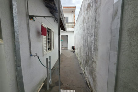 Casa térrea à venda no Douradinho com 2 quartos e edícula com mais dois quartos e 2 banheiros.