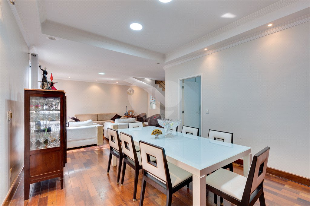 Casa à venda com 3 suítes no condomínio Vila Versalhes, São Paulo - SP