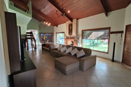 Casa à venda com 7 quartos, sendo 4 suítes, no condomínio Riviera de Santa Cristina XIII, Paranapanema - SP