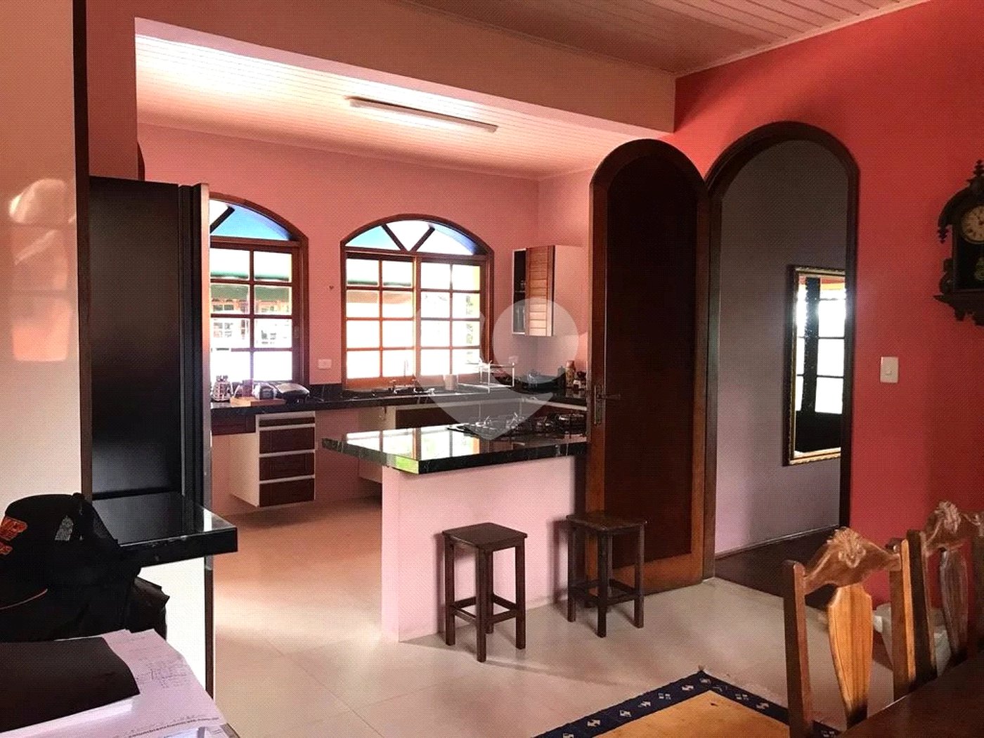 Casa à venda com 5 quartos, sendo 3 suítes, no condomínio Alpes da Cantareira, Mairiporã - SP