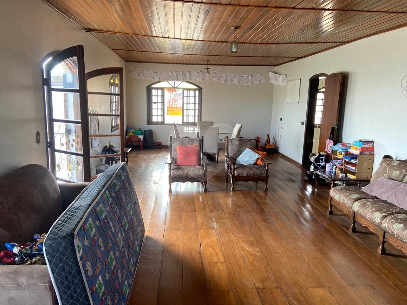 Casa à venda com 5 quartos, sendo 4 suítes, no condomínio Vilarejo Estoril, Mairiporã - SP