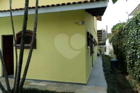 Sobrado à venda com 4 quartos, sendo 2 suítes,  em Interlagos, São Paulo, SP