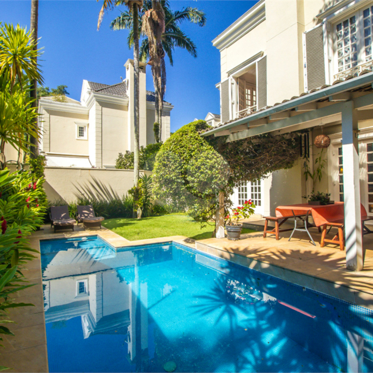 Casa à venda com 5 quartos, sendo 4 suítes, no condomínio Bounganville, São Paulo - SP