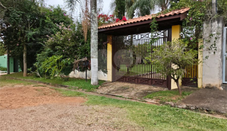 Casa à venda com 4 quartos, sendo 2 suítes,  em Country Residencial Felix, Bom Jesus dos Perdões, SP