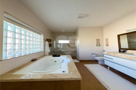Casa à venda ou para alugar com 3 suítes no condomínio Figueira Garden, Atibaia - SP