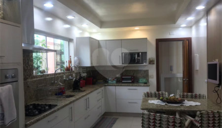 Casa à venda com 4 quartos, sendo 2 suítes,  no condomínio Conjunto Residencial Green Village I, Mogi das Cruzes - SP