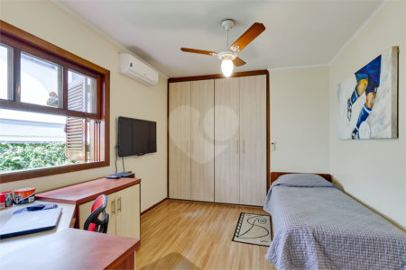 Casa à venda com 3 quartos, sendo 2 suítes, no condomínio Granja do Morumbi, São Paulo - SP