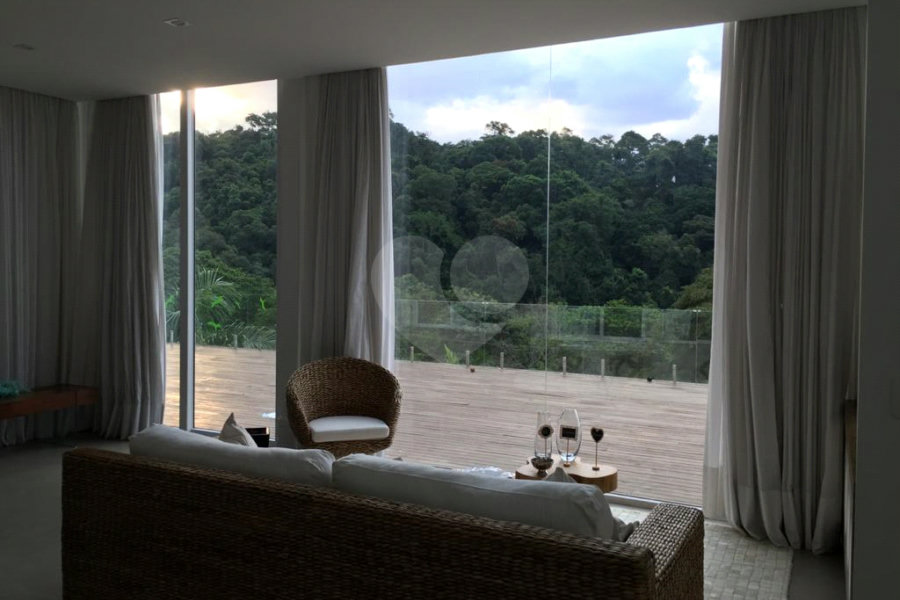 Casa à venda ou para alugar com 4 suítes no condomínio Suíça da Cantareira, Mairiporã - SP