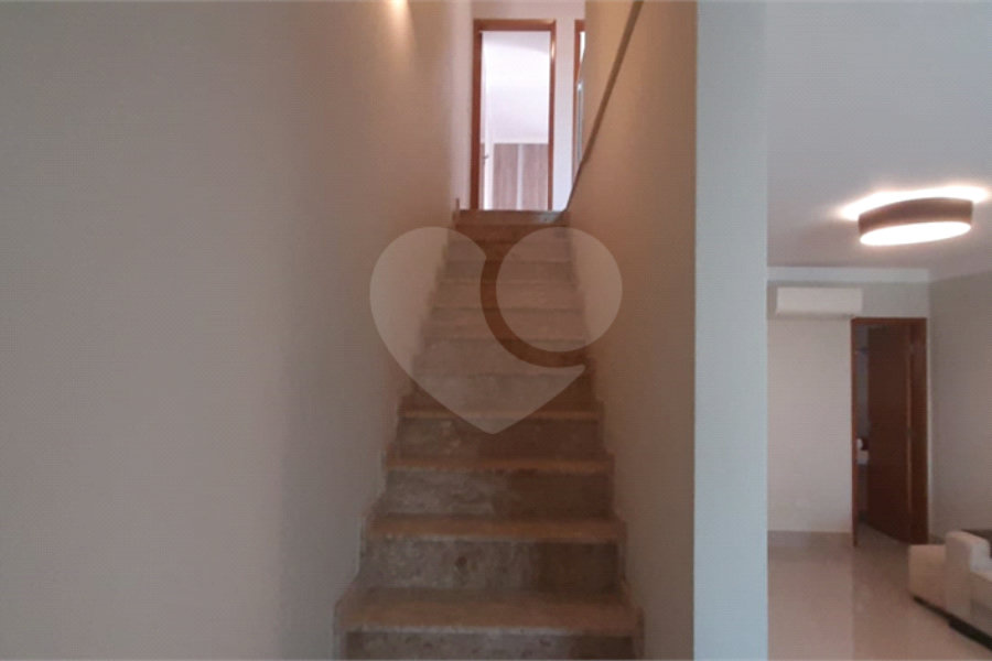 Casa à venda com 3 quartos, sendo 2 suítes, no condomínio Mário Araújo, São Paulo - SP