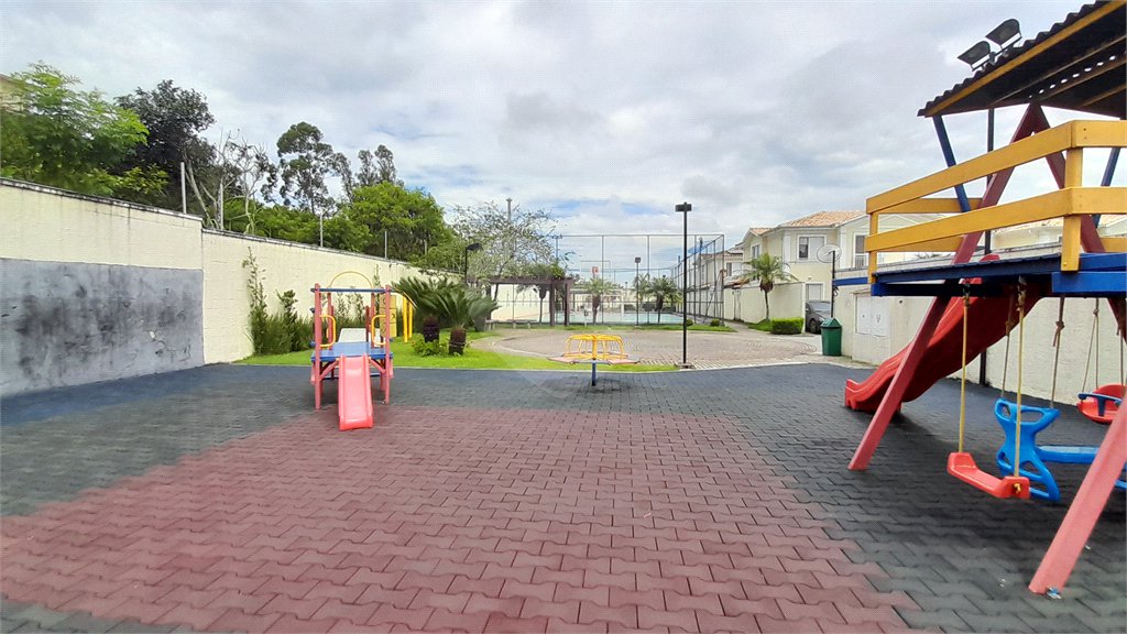 Casa à venda com 3 quartos, sendo 1 suíte, no condomínio Residencial Jardins, São Bernardo do Campo - SP
