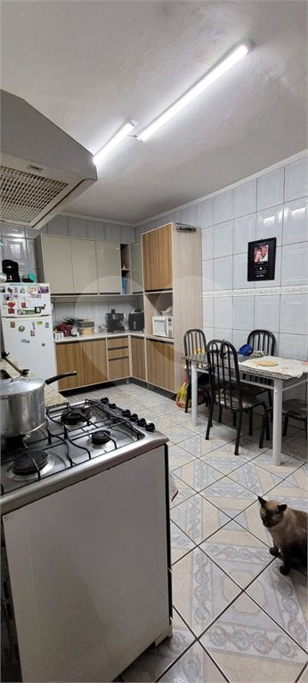 Imóvel Completo com Churrasqueira, 2 Banheiros e Portão Eletrônico
