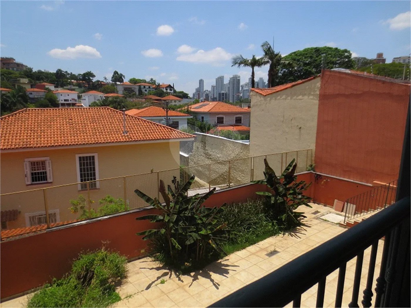 Casa no Pacaembu com ótima distribuição e amplo quintal em terreno em declive