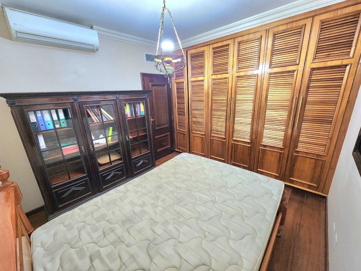 Apartamento Alto Padrão Frente Mar com 4 Dormitórios, 3 Suítes e 3 Vagas na Orla de Santos