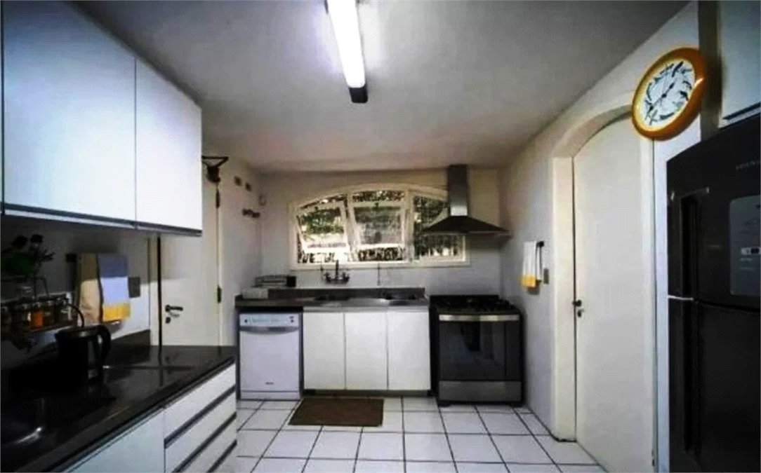 Casa à venda com 5 quartos, sendo 2 suítes, em Jardim Everest, São Paulo, SP