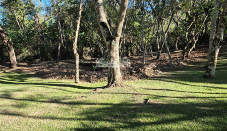 Casa Pé na Água em Atibaia com Acesso à Represa e Mais de 3.000 m² de Natureza