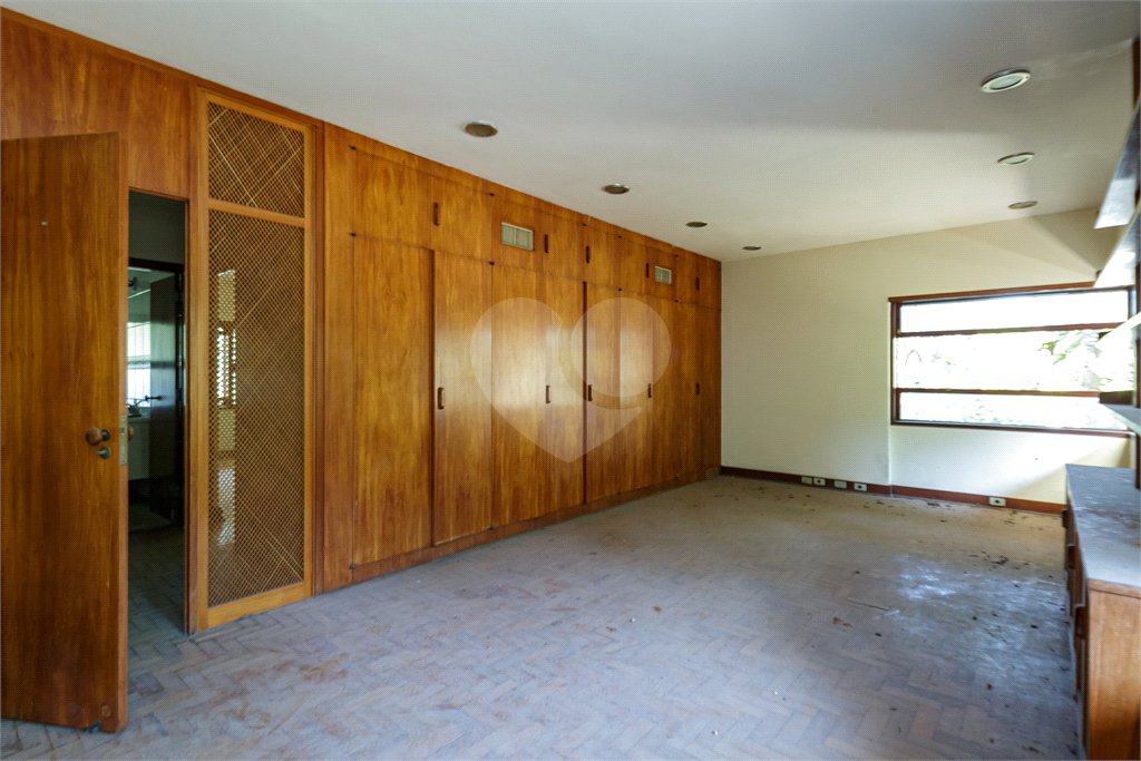 Casa à venda com 5 quartos, sendo 3 suítes, no condomínio Chácara Flora, São Paulo - SP